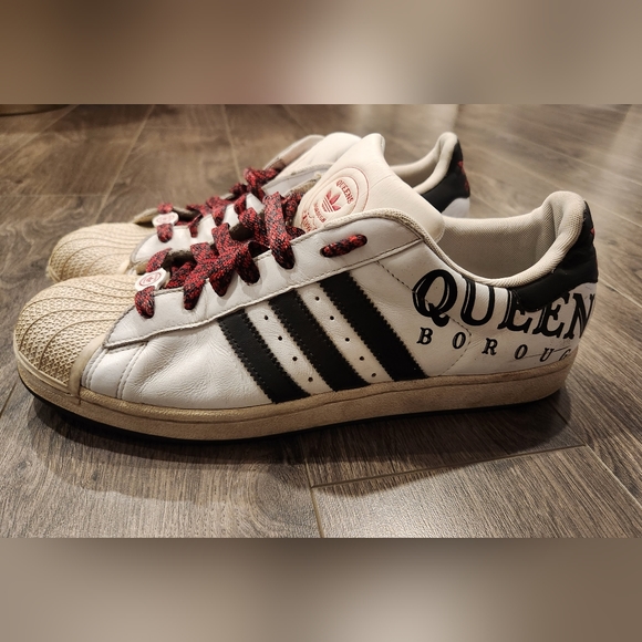 Adidas Superstar Limited Edition with Queens Borough Art No. 078777 - Picture 2 of 7